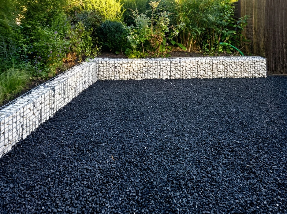 Terrasse extérieure couverte avec carrelage gris grand format, marches intégrées en béton et banc maçonné