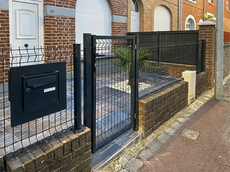 Jardin arrière résidentiel avec pelouse artificielle ou naturelle bien entretenue