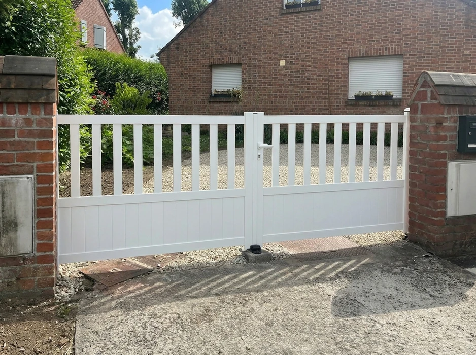 Chantier extérieur de rénovation avec ouvrier appliquant un revêtement de sol