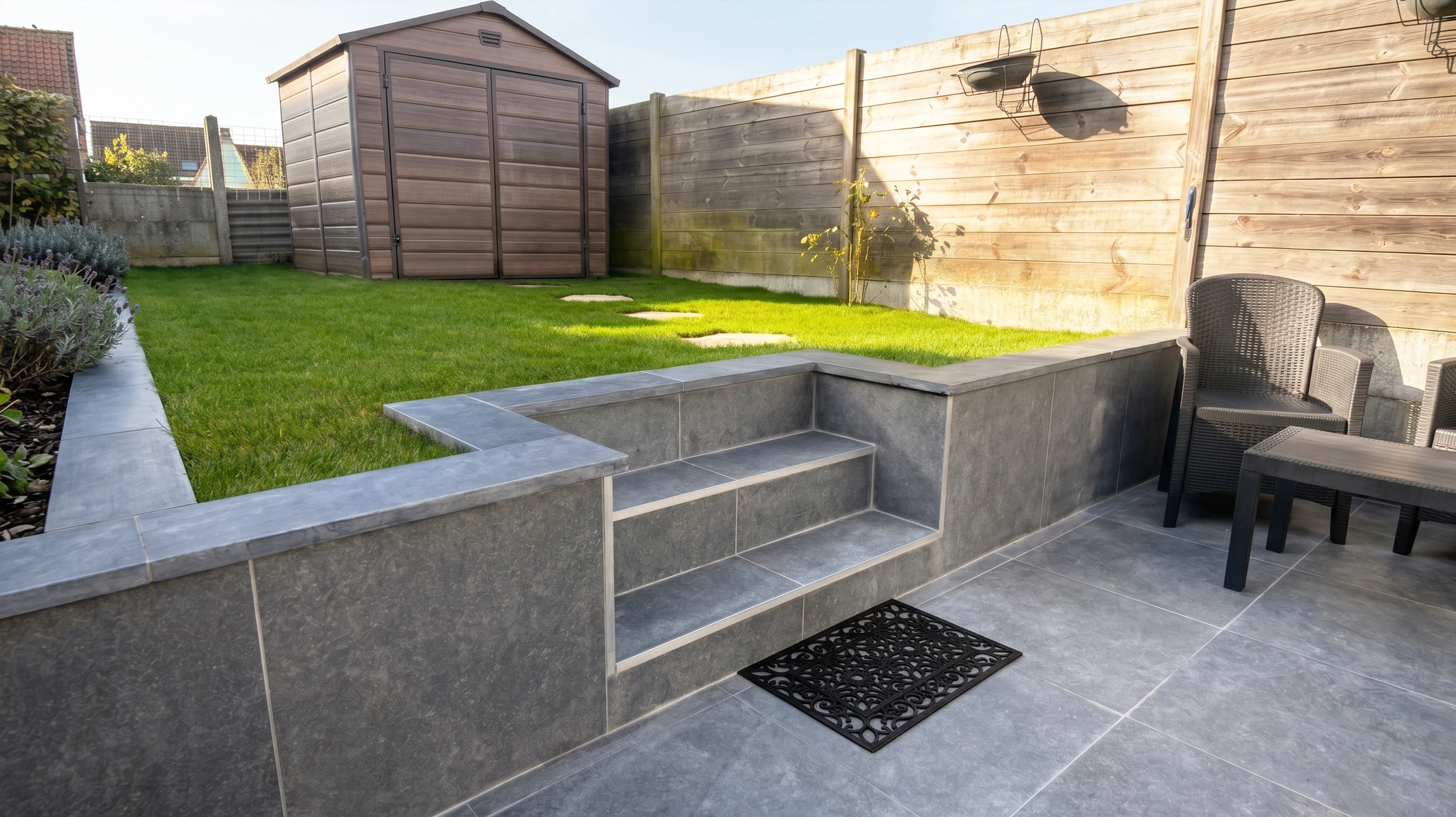 Jardin résidentiel privé avec pelouse verte bien entretenue, clôture en bois horizontal à lames contemporaines sur poteaux métalliques noirs