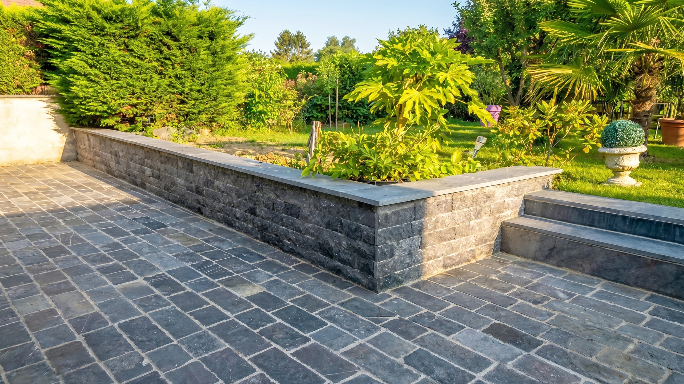 Terrasse extérieure moderne avec mobilier en teck, deck en bois composite, plantes ornementales en pots